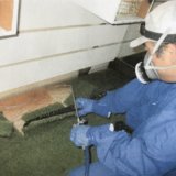 シロアリ駆除の作業写真
