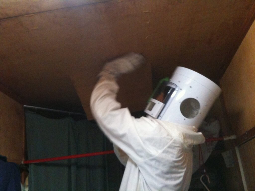 天井裏のハチの巣駆除のための天井板の切断