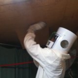 天井裏のハチの巣駆除のための天井板の切断
